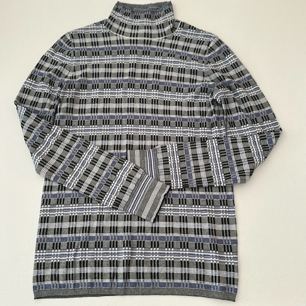 Theory sweater size M